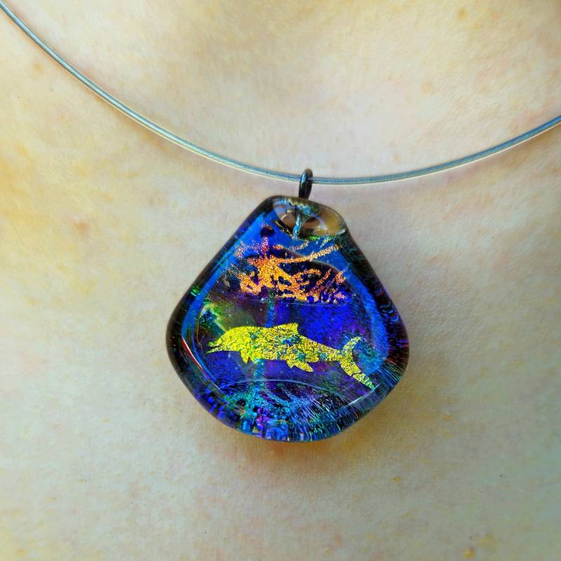 Halskette Delfin Meeresschmuck Anhänger Aus Frei Geformten Glas , Ca. 3cm X 2, 5cm. Maritimer Schmuck Als Geschenke Für Taucher D2-Tio von GalerieGlaswerk