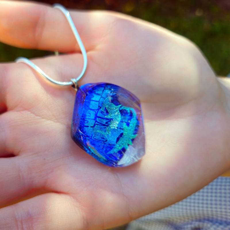 Halskette Haifisch Meeresschmuck Anhänger Aus Geschliffenem Glas , Ca. 2, 5cm X 2, 5cm. Maritimer Schmuck Als Geschenke Für Taucher H+S1/C Halskette Haifisch Meeresschmuck Anhänger Aus Geschliffenem Glas , Ca. 2, 5cm X 2, 5cm. Maritimer Schmuck Als Geschenke Für Taucher H+S1/C von GalerieGlaswerk