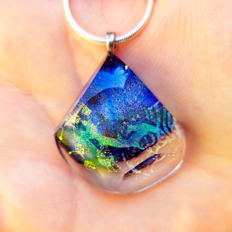 Halskette Haifisch Meeresschmuck Anhänger Aus Geschliffenem Glas , Ca. 2, 5cm X 2, 5cm. Maritimer Schmuck Als Geschenke Für Taucher H3/C Halskette Haifisch Meeresschmuck Anhänger Aus Geschliffenem Glas , Ca. 2, 5cm X 2, 5cm. Maritimer Schmuck Als Geschenke Für Taucher H3/C von GalerieGlaswerk