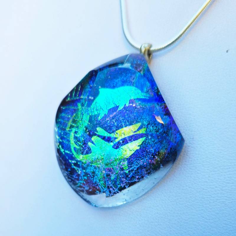 Halskette Mit Delfin/Haifisch Kettenanhänger, Geschliffenes Glas , Ca. 2, 5x3cm. Ausgefallenes Geschenk Für Alle Tauchsportfreunde . D+H/C von GalerieGlaswerk