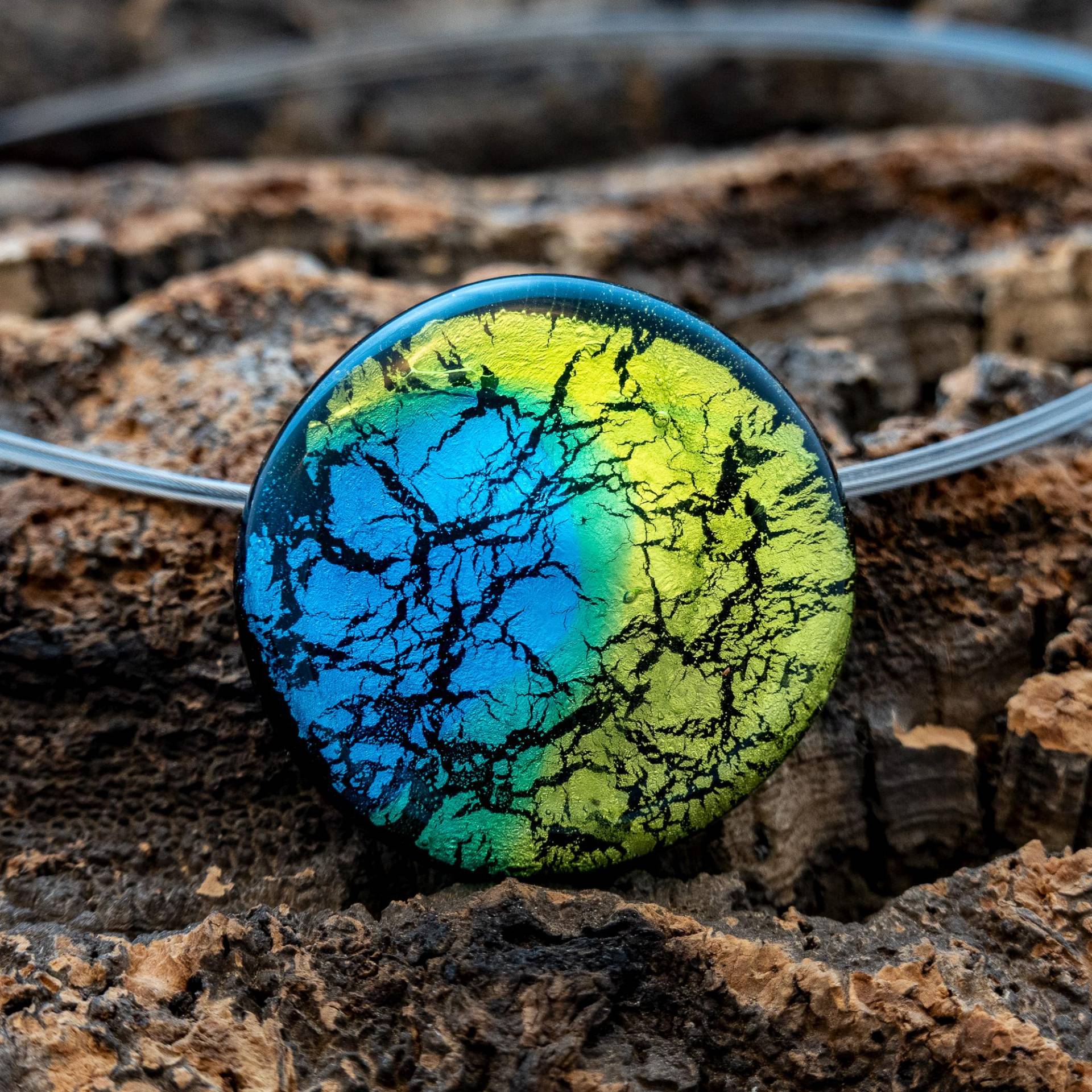 Runder Muranoglas Anhänger, Peridot-Aquablau. Handgefertigter Halsschmuck An 5 Reihiger Edelstahlkette Mit Karabinerverschluss, Verlängerbar Runder Muranoglas Anhänger, Peridot-Aquablau. Handgefertigter Halsschmuck An 5 Reihiger Edelstahlkette Mit Karabinerverschluss, Verlängerbar von GalerieGlaswerk