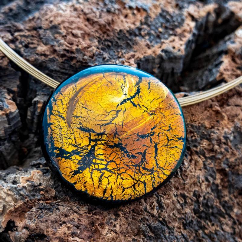 Runder Muranoglas Anhänger, Cognac-Gold. Handgefertigter Halsschmuck An 5 Reihiger Edelstahlkette Mit Karabinerverschluss, Verlängerbar Runder Muranoglas Anhänger, Cognac-Gold. Handgefertigter Halsschmuck An 5 Reihiger Edelstahlkette Mit Karabinerverschluss, Verlängerbar von GalerieGlaswerk