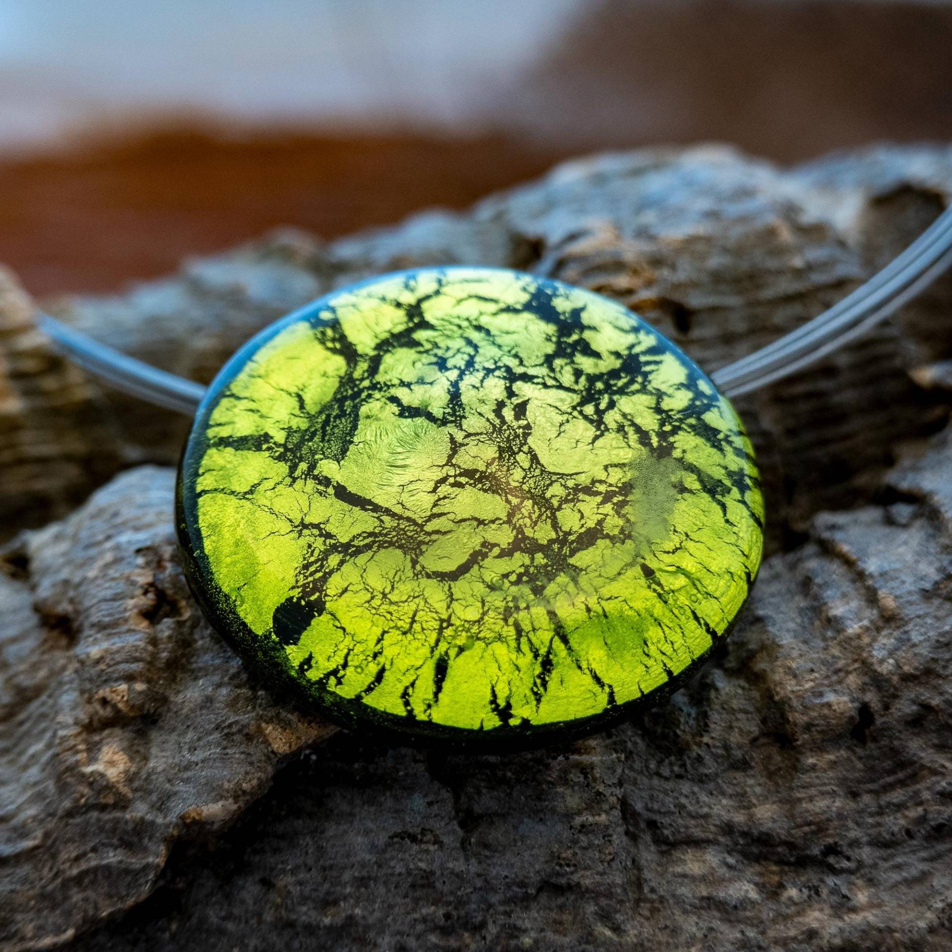 Runder Muranoglas Anhänger, Peridotgrün. Handgefertigter Halsschmuck An 5 Reihiger Edelstahlkette Mit Karabinerverschluss, Verlängerbar Runder Muranoglas Anhänger, Peridotgrün. Handgefertigter Halsschmuck An 5 Reihiger Edelstahlkette Mit Karabinerverschluss, Verlängerbar von GalerieGlaswerk