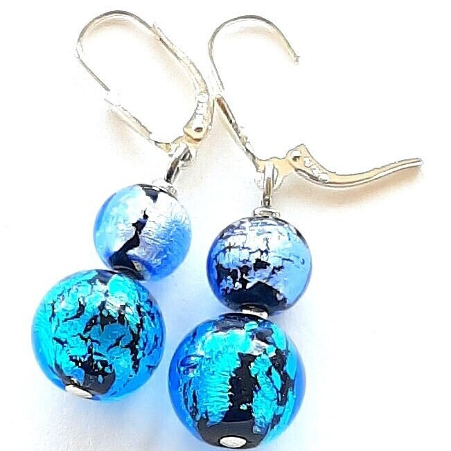 Perlenohrhänger Aus Muranoglas Blau-Lilafarben, 2 Unterschiedlich Große Perlen An Einer 925 Silber Brisur, Nickelfrei. Edles Geschenk von GalerieGlaswerk