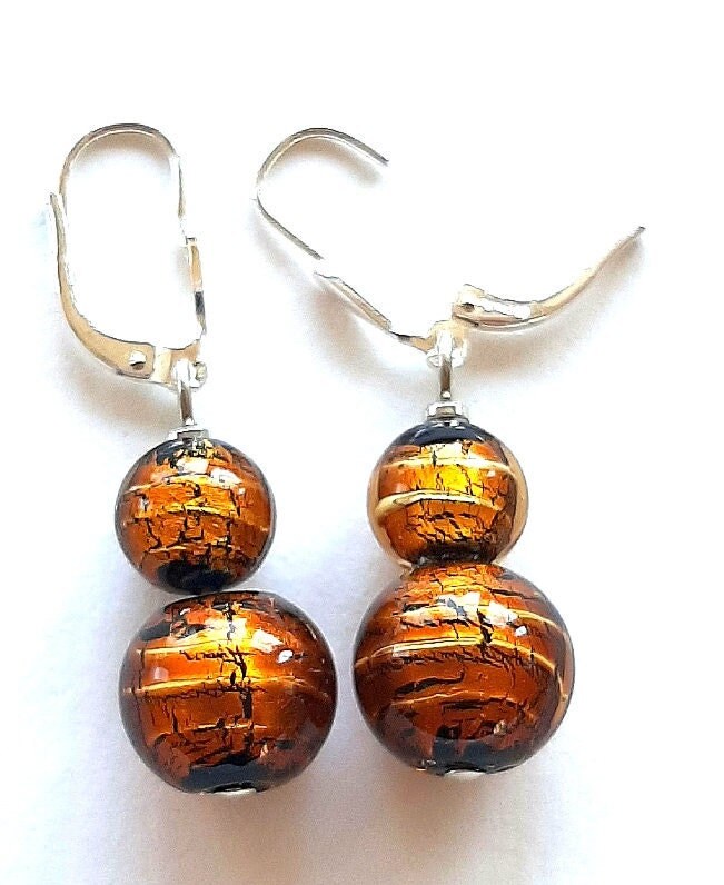 Perlenohrhänger Aus Muranoglas Cognac-Goldfarben, 2 Unterschiedlich Große Perlen An Einer 925 Silber Brisur, Nickelfrei. Edles Geschenk Perlenohrhänger Aus Muranoglas Cognac-Goldfarben, 2 Unterschiedlich Große Perlen An Einer 925 Silber Brisur, Nickelfrei. Edles Geschenk von GalerieGlaswerk
