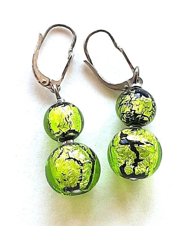 Handgefertigte Perlenohrhänger Aus Muranoglas Peridotfarben, 2 Unterschiedlich Große Perlen An Einer 925 Silber Brisur, Nickelfrei Handgefertigte Perlenohrhänger Aus Muranoglas Peridotfarben, 2 Unterschiedlich Große Perlen An Einer 925 Silber Brisur, Nickelfrei von GalerieGlaswerk