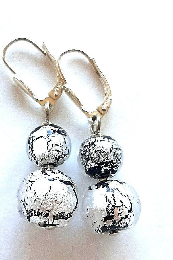Perlenohrhänger Aus Muranoglas Silberfarben, 2 Unterschiedlich Große Perlen An Einer 925 Silber Brisur, Nickelfrei. Edles Geschenk von GalerieGlaswerk