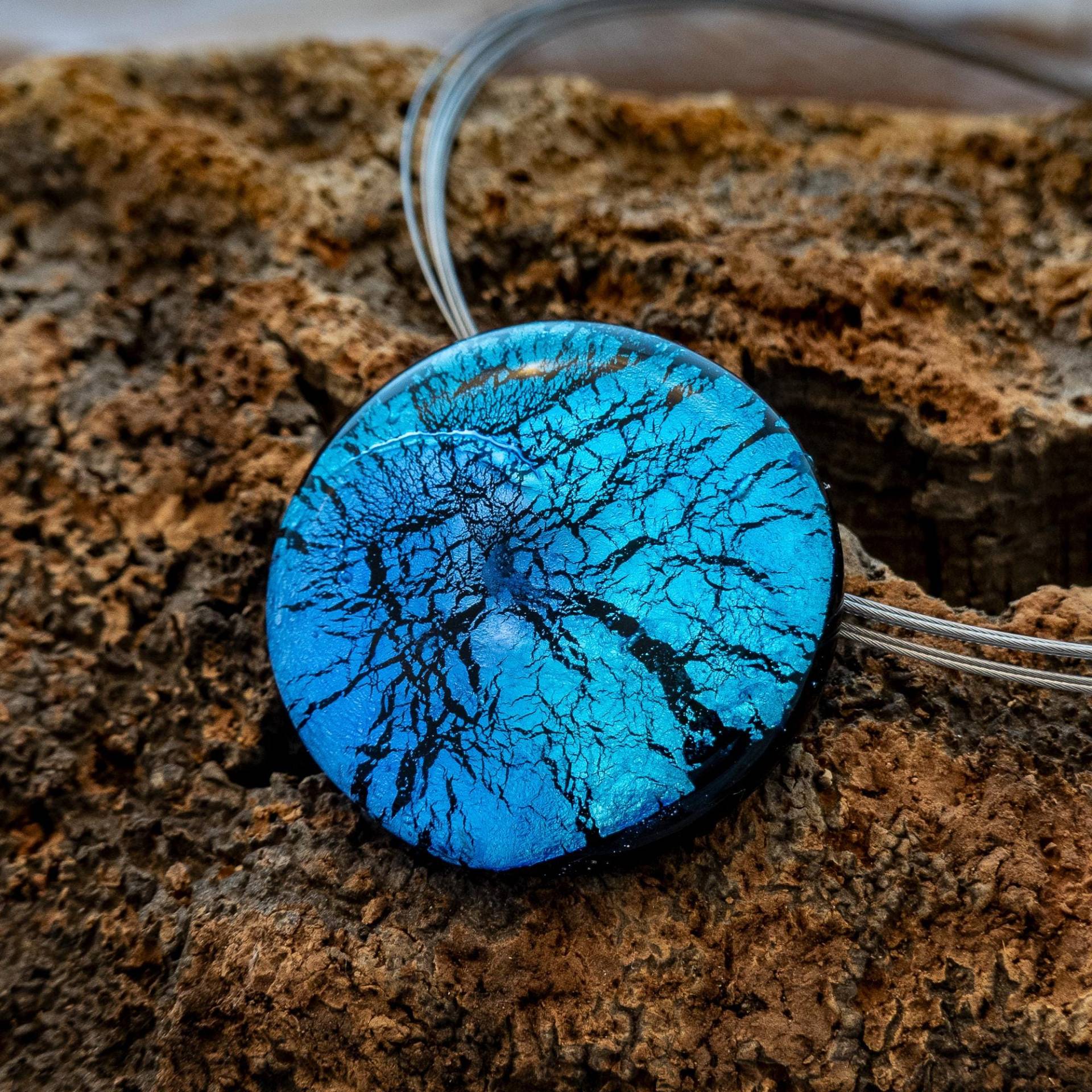 Runder Muranoglas Anhänger, Blau-Lila. Handgefertigter Halsschmuck An 5 Reihiger Edelstahlkette Mit Karabinerverschluss, Verlängerbar Runder Muranoglas Anhänger, Blau-Lila. Handgefertigter Halsschmuck An 5 Reihiger Edelstahlkette Mit Karabinerverschluss, Verlängerbar von GalerieGlaswerk