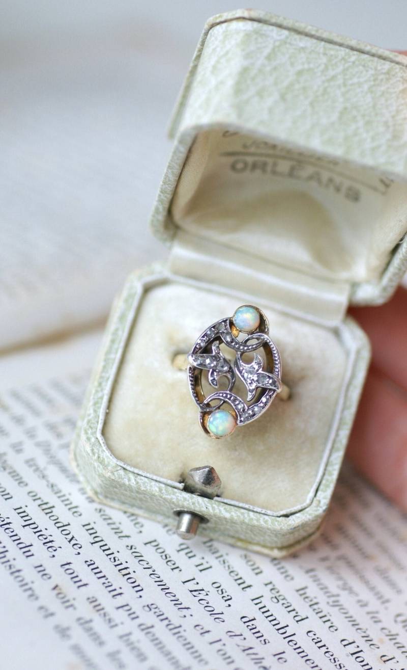 Antiker Ring Mit Diamant - Und Opalranken Antiker Ring Mit Diamant - Und Opalranken von GaleriePenelope