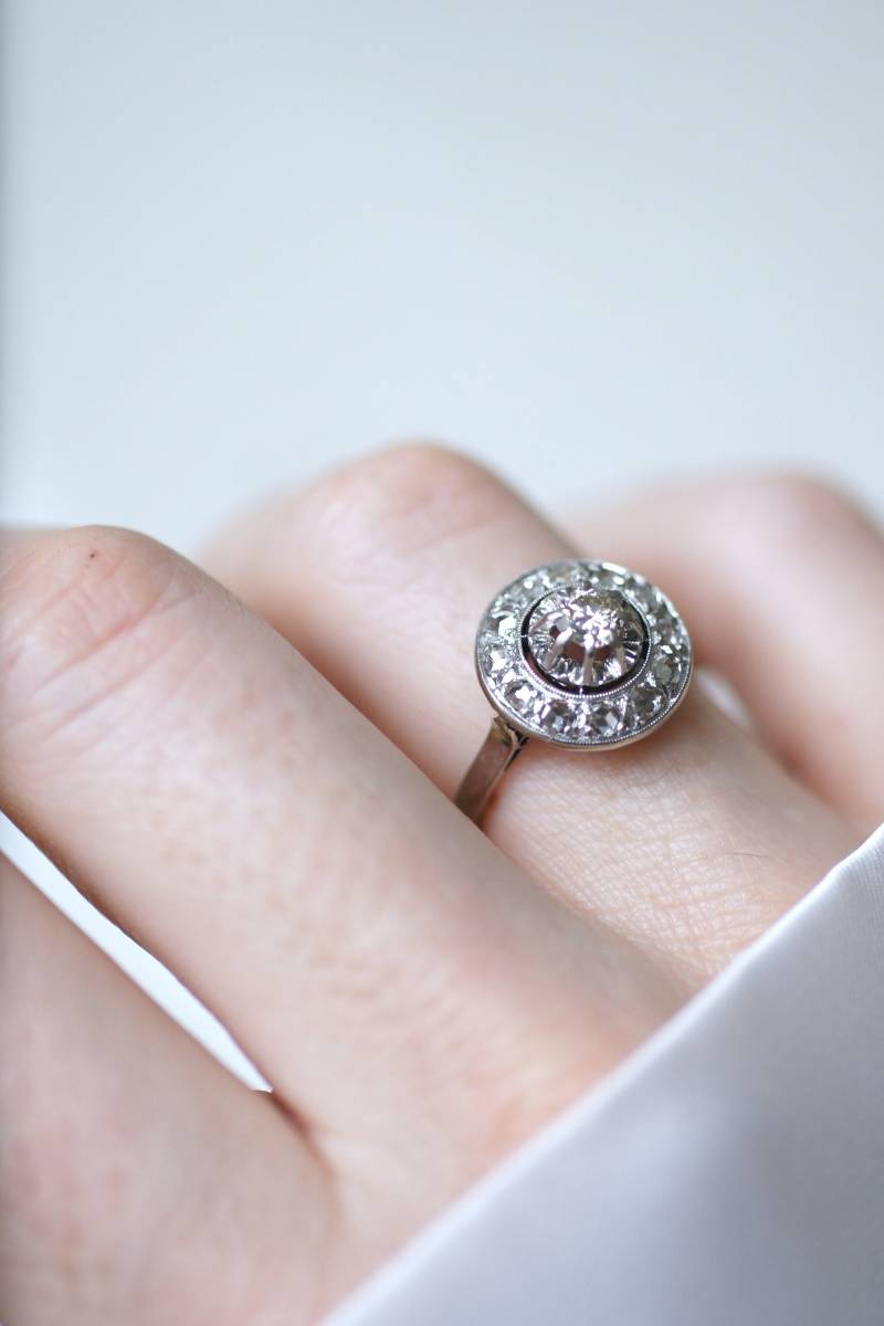 Art-Deco-Zielring Mit Runden Diamanten in Gold Und Platin Art-Deco-Zielring Mit Runden Diamanten in Gold Und Platin von GaleriePenelope