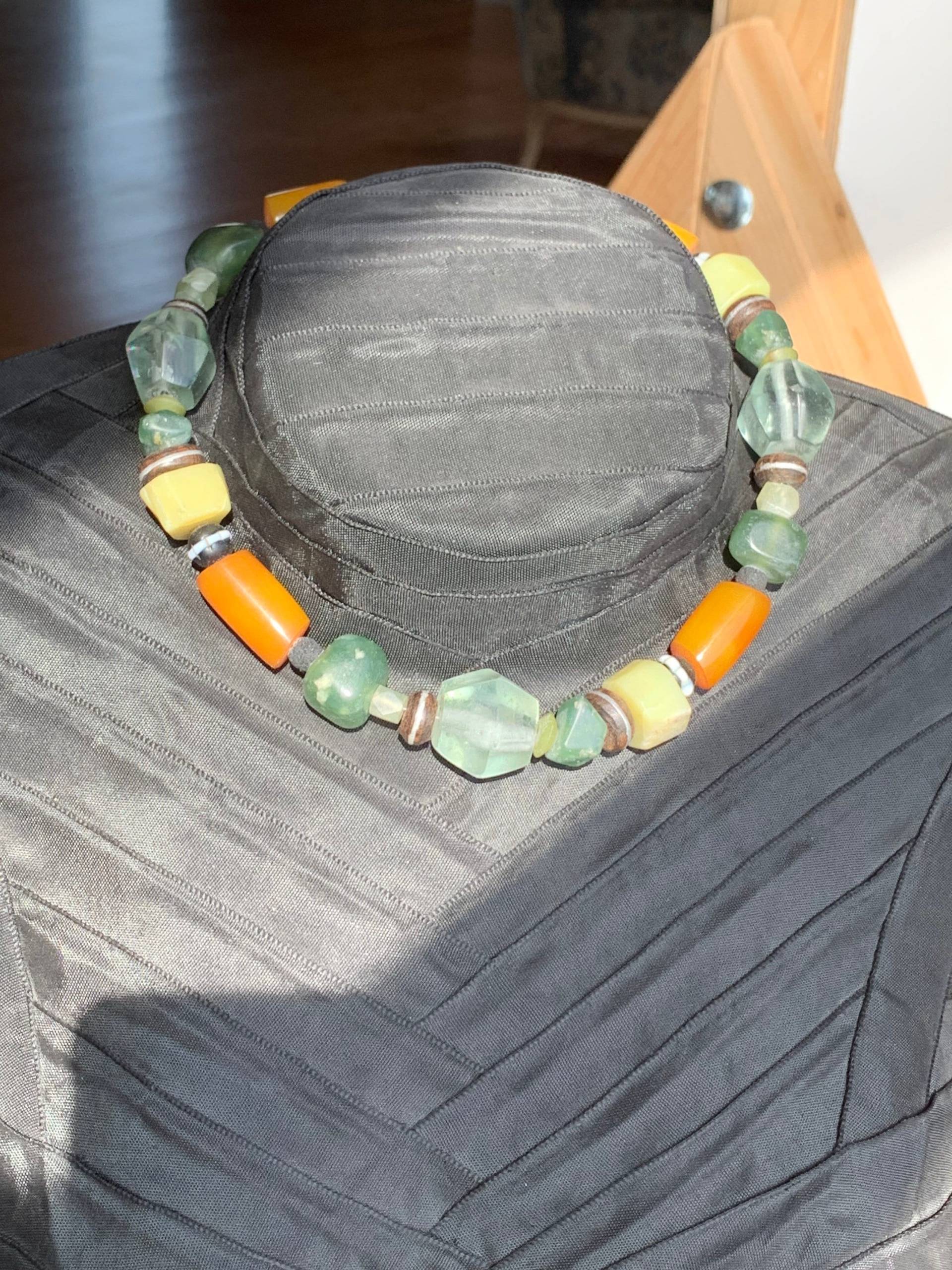 Antike Halskette Mit Grüner Jade, Lava, Glasperlen Und Holzperlen von GalerieTrunz