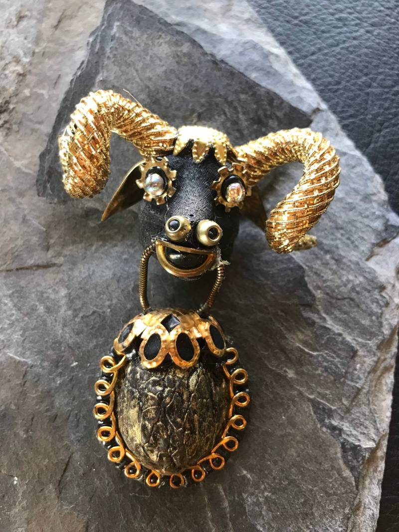 Brosche Wider Mit Nuss von GalerieTrunz