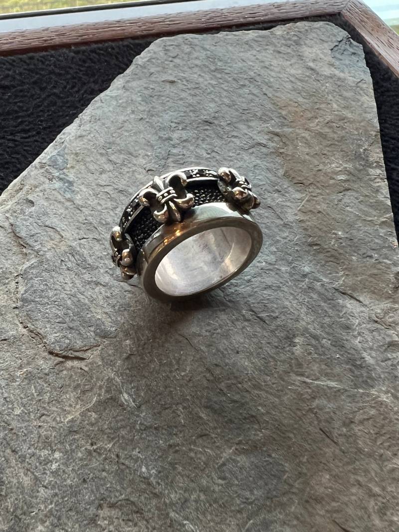 Massiver Silberring Mit Drei Fleur-De-Lis Und Spinel Steine von GalerieTrunz