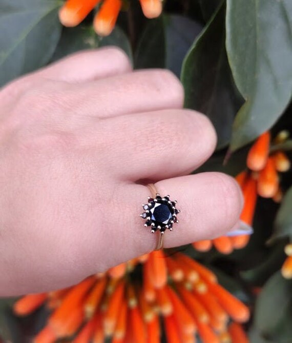 Schwarzer Diamant Ring, Halo Schwarzer Verlobungsring, Boho Alternativer Cluster Ring von GaliWarshai