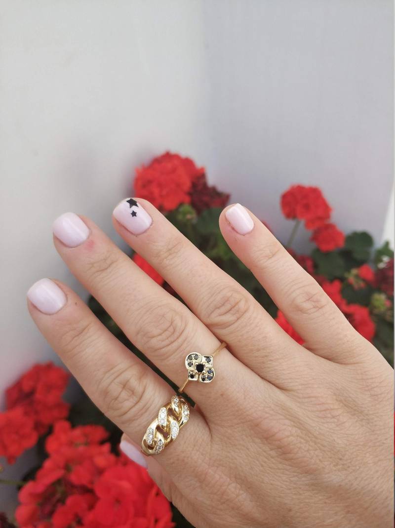 Schwarzer Diamant Zierlicher Vintage Ring, Schwarzer Cluster Verlobungsring, Besonderer Inspirierter Ring von GaliWarshai