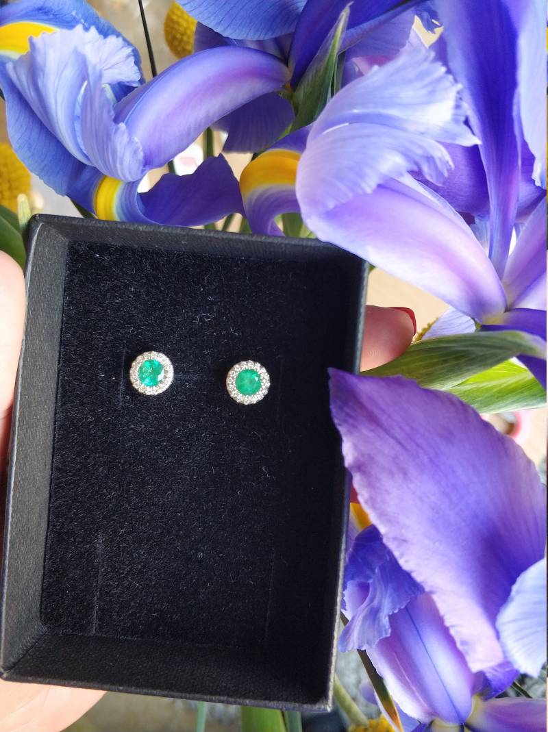 Smaragd Halo Ohrstecker, Ohrringe, Diamant Gelbgold Grüne Stein Runde Mai Geburtsstein von GaliWarshai