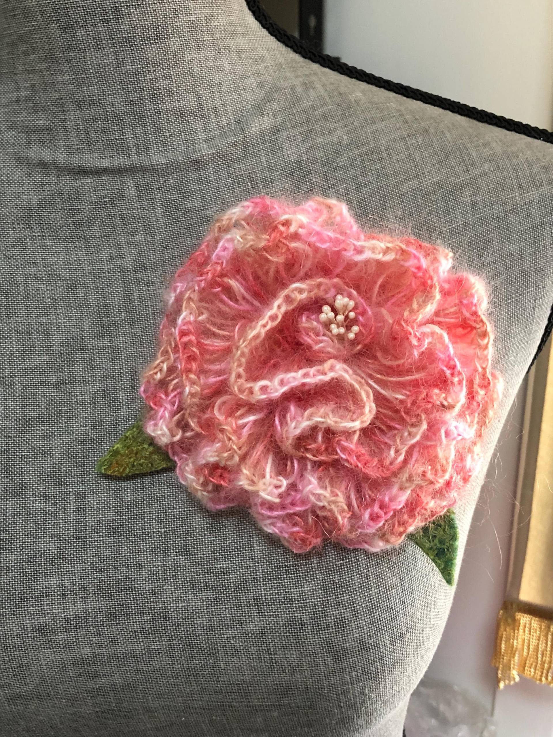Rosen Brosche, Gehäkelte Blume Brosche, Ooak, Handgemachte Flower Power, Pink Rose, Mohair Häkelschmuck, Schmuck Handgemacht, Leichte Brosche von GalinaShawls