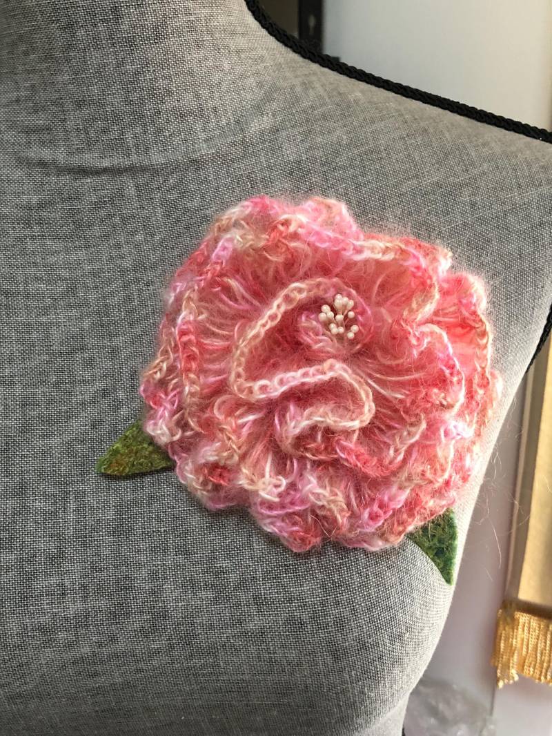 Rosen Brosche, Gehäkelte Blume Brosche, Ooak, Handgemachte Flower Power, Pink Rose, Mohair Häkelschmuck, Schmuck Handgemacht, Leichte Brosche von GalinaShawls
