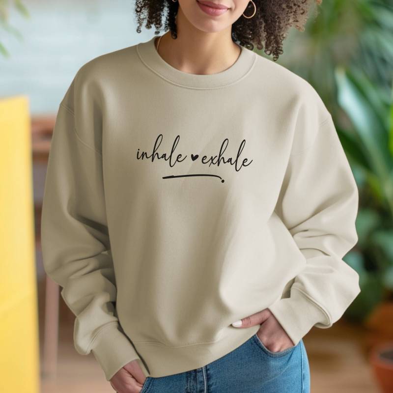 Rundhalsausschnitt Sweatshirt Yoga Geschenk Für Frauen Minimalist Freundin Inhale Exhale Spirituelles Mama Shirt von Gallery62Shop