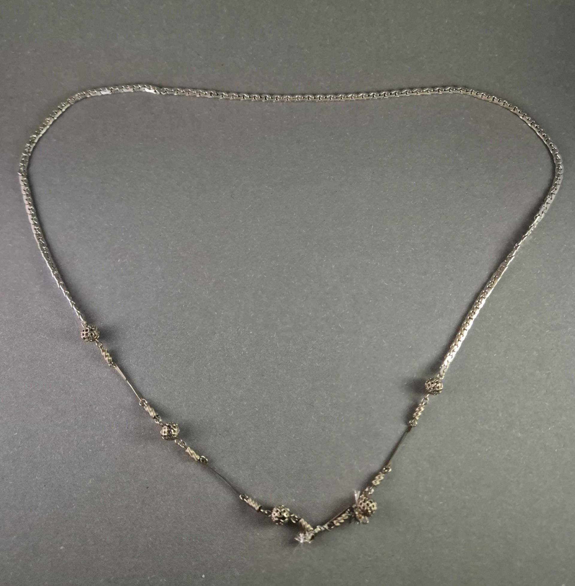 Antike Silberkette Mit Filigranen Kugel-Elementen - Eleganz & Handwerkskunst von GalleryJarrodi