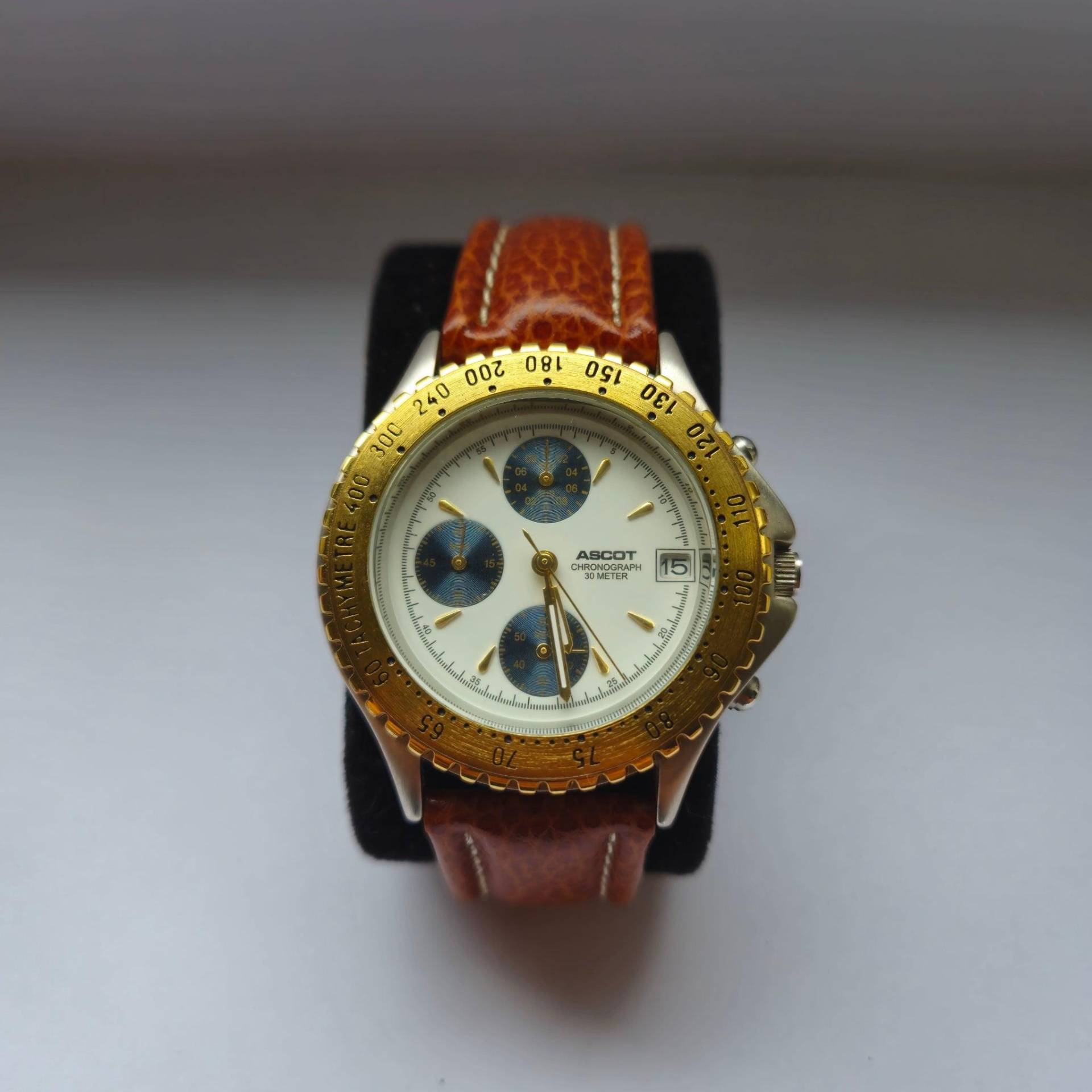 Ascot Chronograph Mit Goldoptik-Lünette - Sportlich Und Präzise von GalleryJarrodi