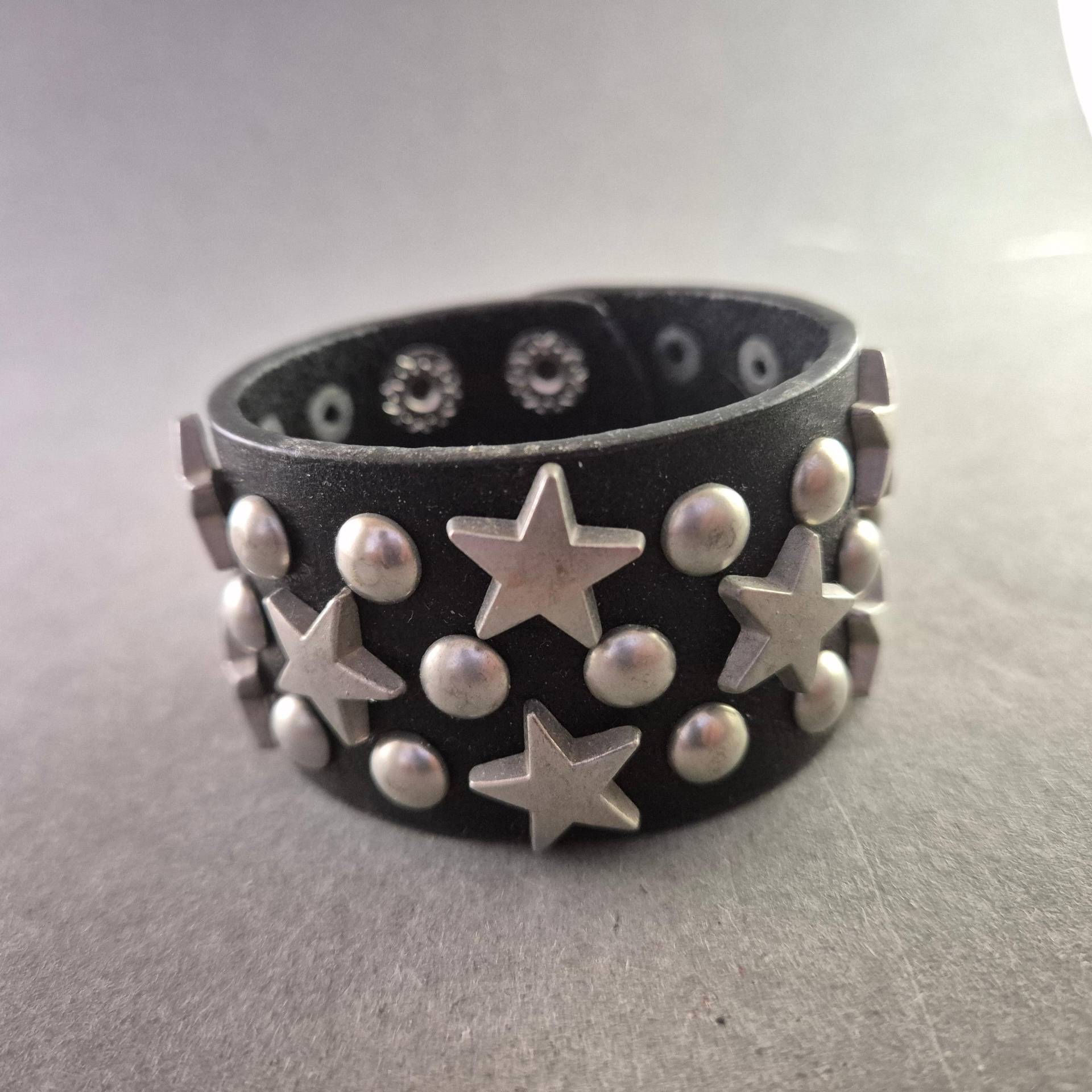Breites Punk-Armband Mit Sternnieten - Verstellbar Und Auffällig von GalleryJarrodi