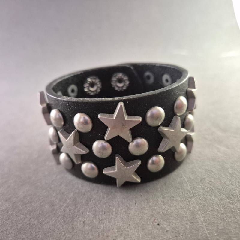 Breites Punk-Armband Mit Sternnieten - Verstellbar Und Auffällig Breites Punk-Armband Mit Sternnieten - Verstellbar Und Auffällig von GalleryJarrodi