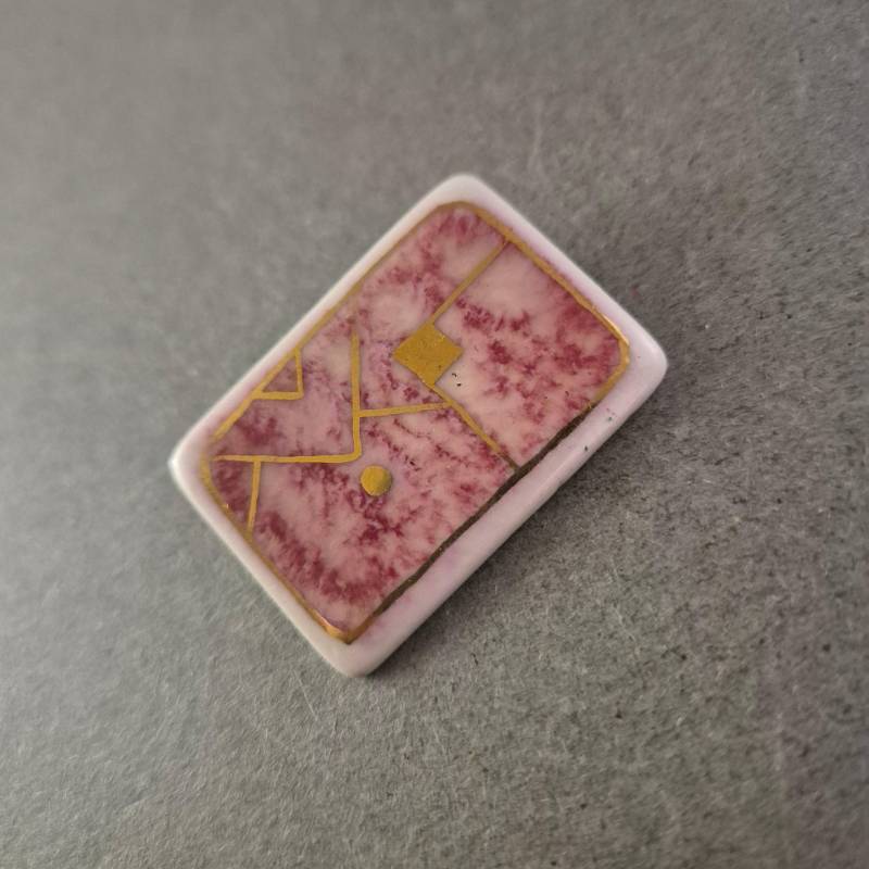 Brosche Im Kuvert-Design Rosa-Marmorierung Mit Goldakzenten Brosche Im Kuvert-Design Rosa-Marmorierung Mit Goldakzenten von GalleryJarrodi