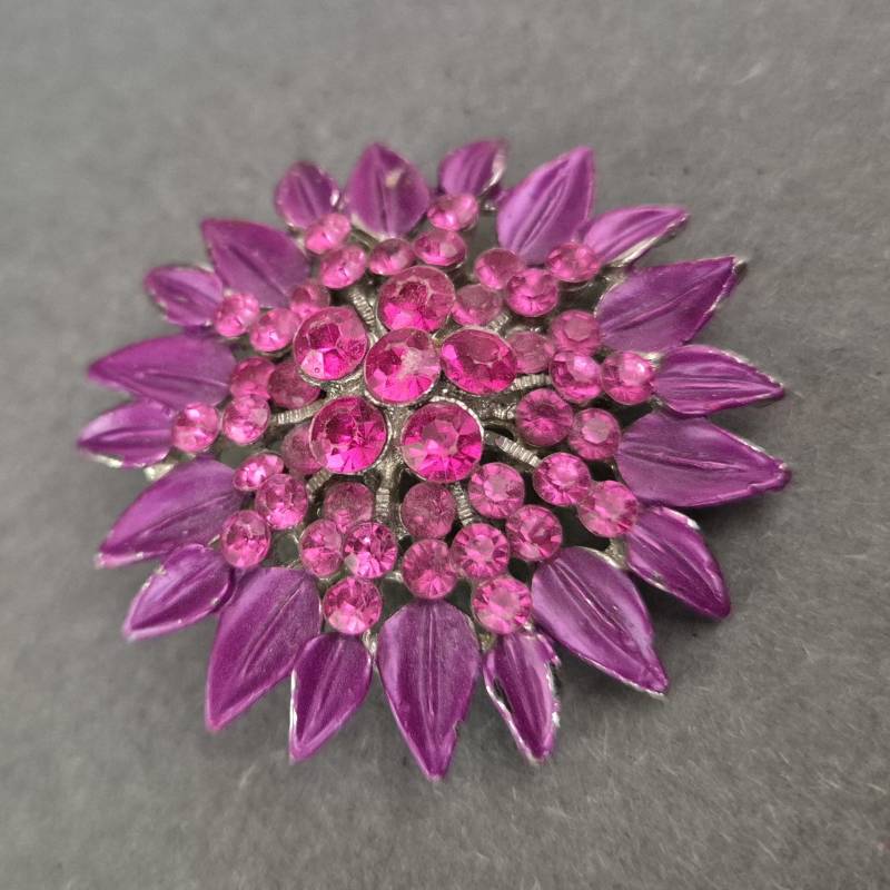 Brosche in Blütenform Mit Pinken Strasssteinen - Farbenfroher Eyecatcher von GalleryJarrodi