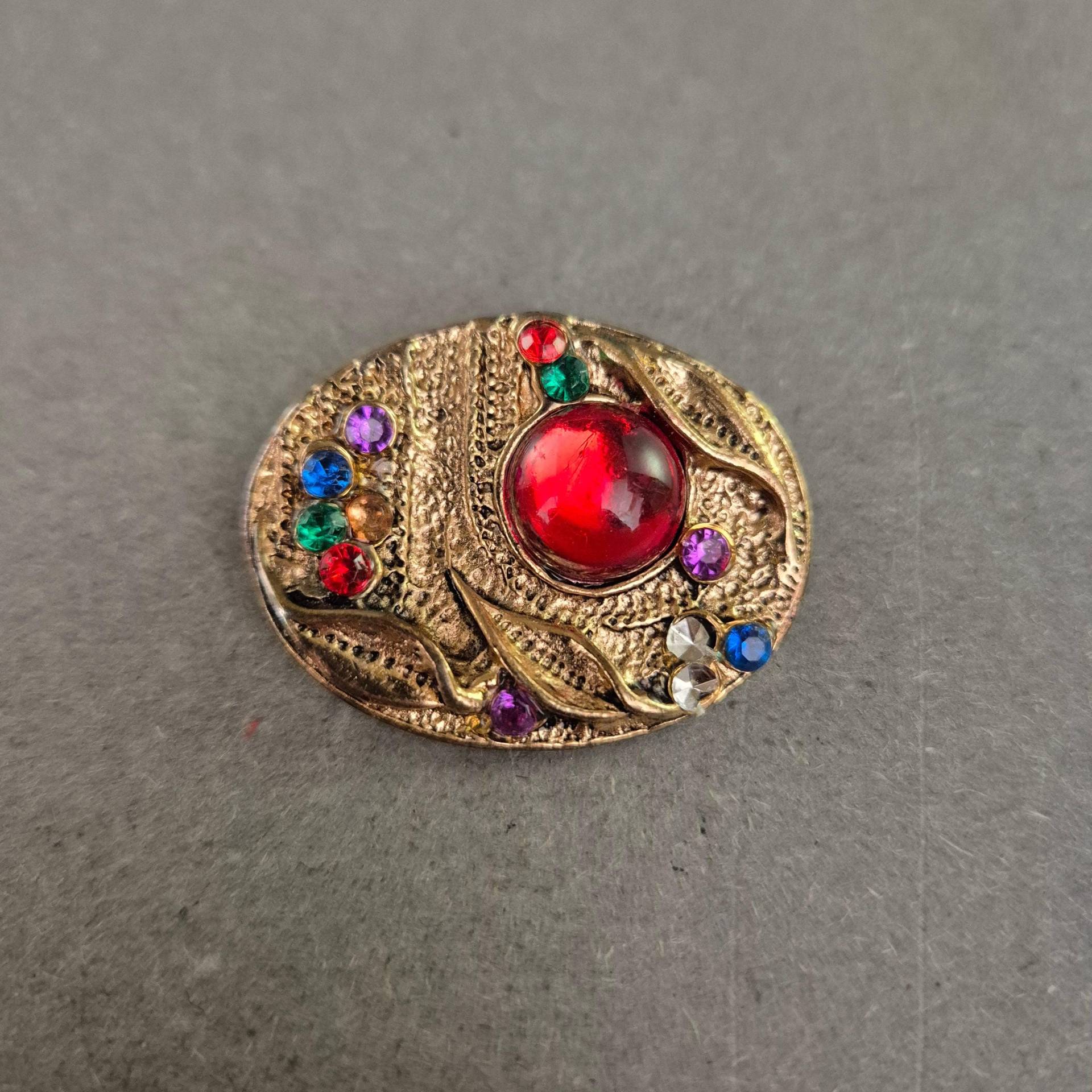 Bunte Vintage-Brosche Im Barockstil - Glaskabochon & Strasssteine von GalleryJarrodi