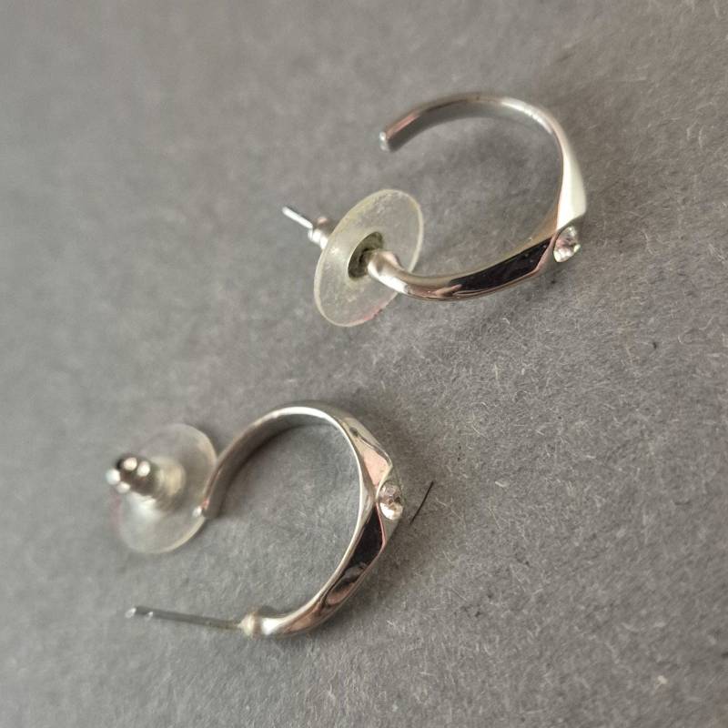 Elegante Silber-Creolen Mit Dezentem Design - Zeitlose Schönheit von GalleryJarrodi