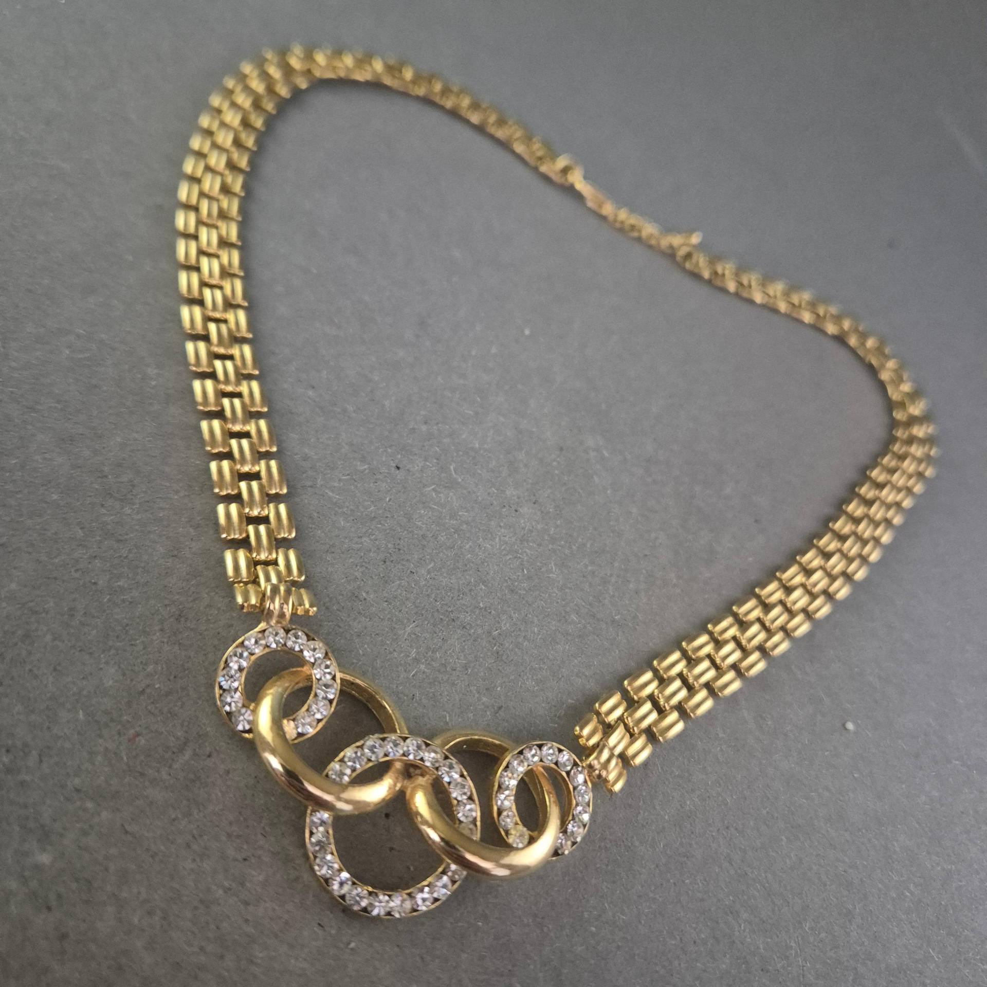 Elegante Vintage-Halskette Mit Goldfarbenem Gliederdesign & Strass von GalleryJarrodi