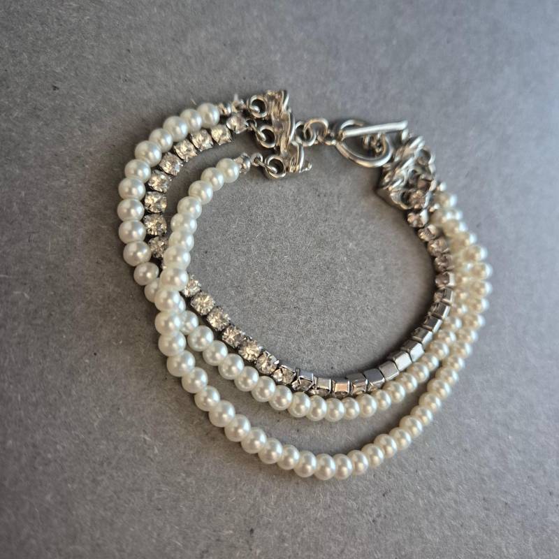 Elegantes Perlenarmband Mit Strass - Dreifachreihe Im Vintage-Stil Elegantes Perlenarmband Mit Strass - Dreifachreihe Im Vintage-Stil von GalleryJarrodi