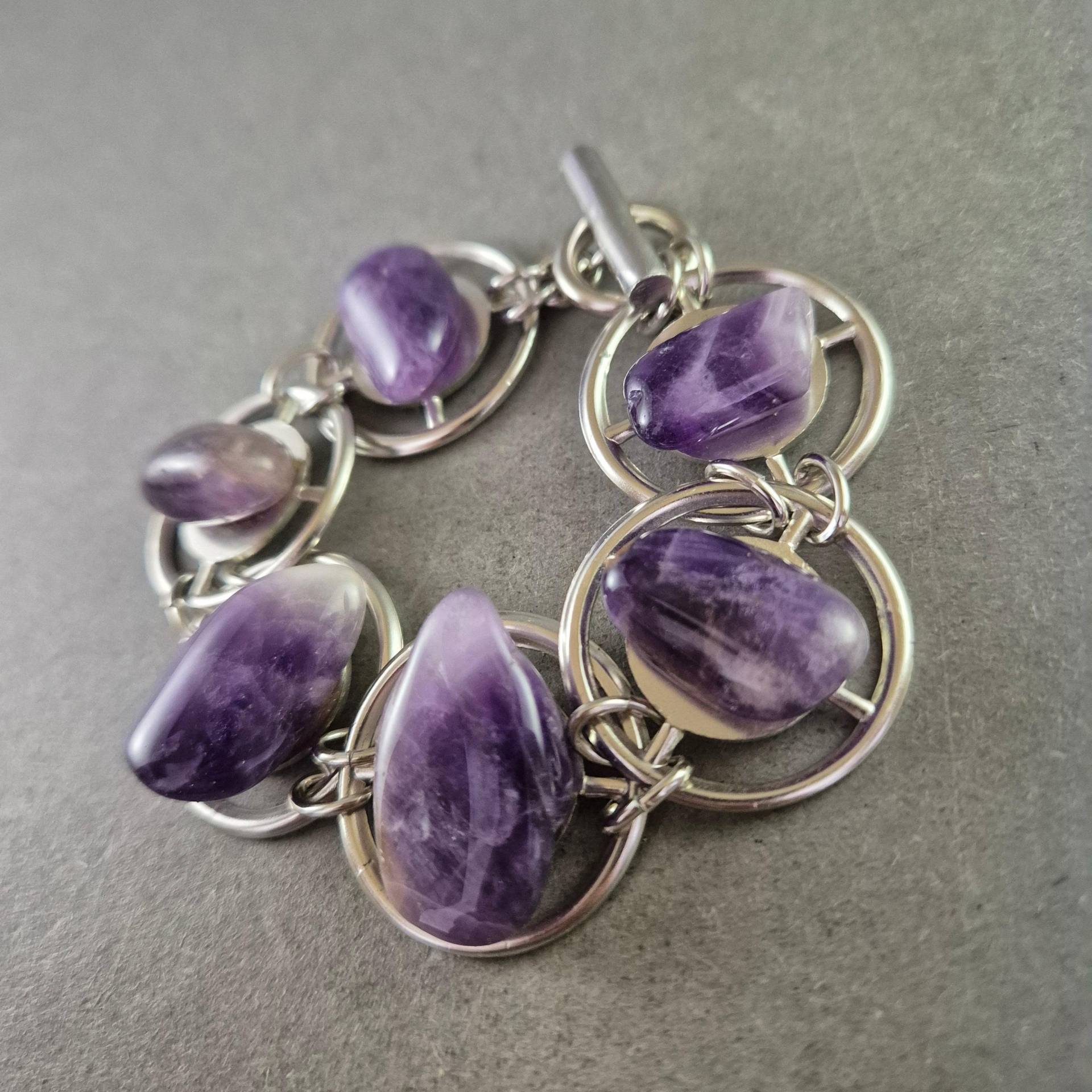 Exquisites Armband Mit Amethyst-steinen - Handgefertigter Edelstein-Look von GalleryJarrodi