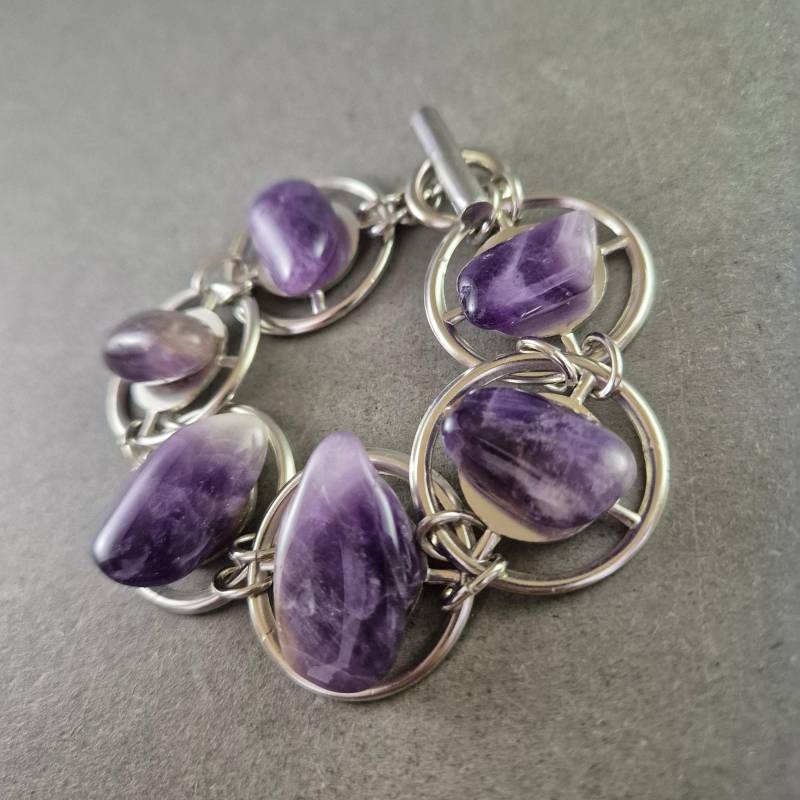 Exquisites Armband Mit Amethyst-steinen - Handgefertigter Edelstein-Look von GalleryJarrodi