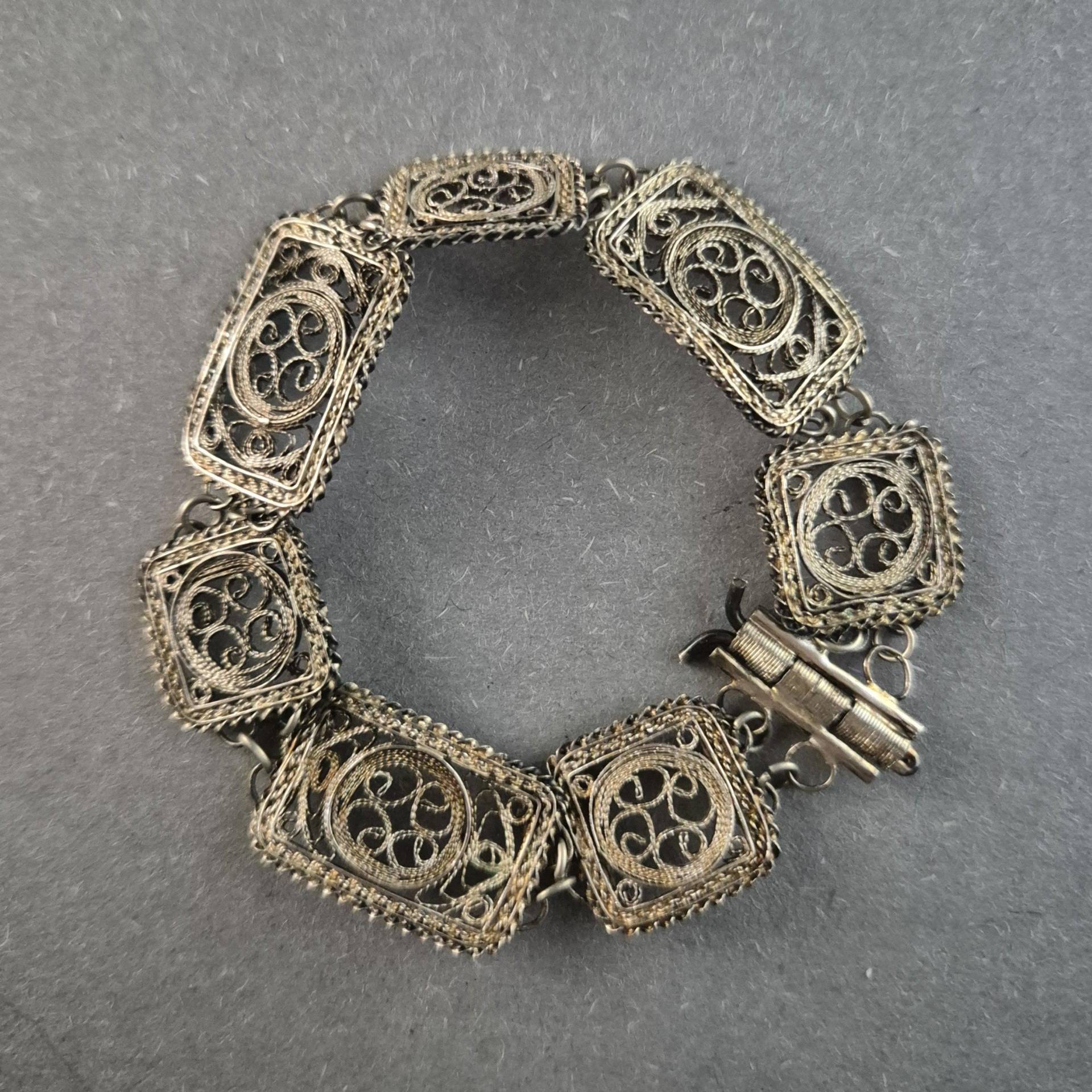 Filigranes Vintage-Armband - Handgefertigtes Design in Silberoptik von GalleryJarrodi