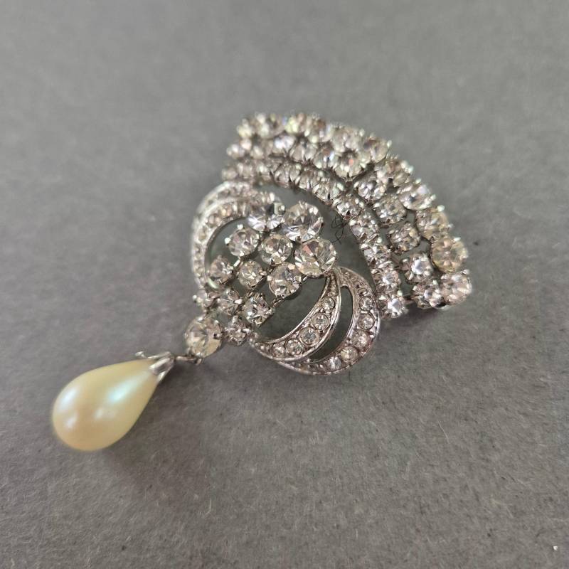 Glamouröse Vintage-Brosche Mit Strass Und Tropfenperle Glamouröse Vintage-Brosche Mit Strass Und Tropfenperle von GalleryJarrodi
