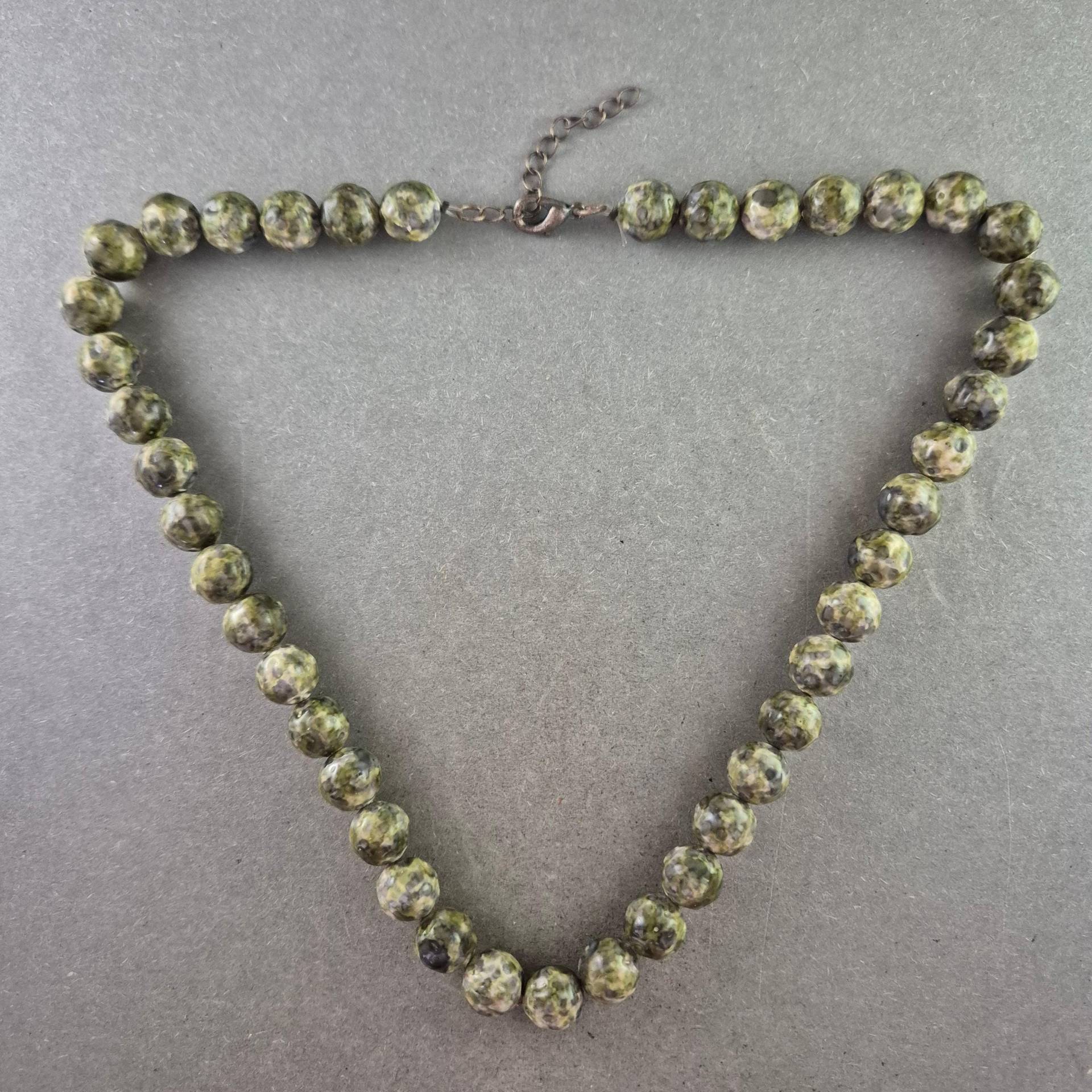 Grün-Marmorierte Halskette Mit Kunststoffperlen - Verstellbar & Vintage von GalleryJarrodi
