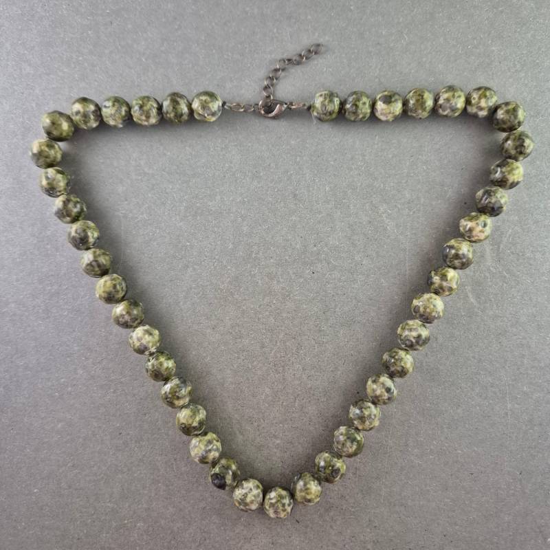 Grün-Marmorierte Halskette Mit Kunststoffperlen - Verstellbar & Vintage von GalleryJarrodi