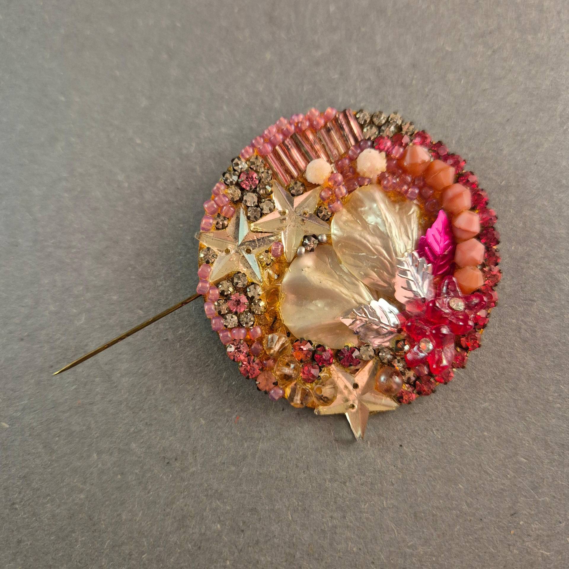 Handgefertigte Vintage-Brosche Mit Perlmutt Und Kristallen - Einzigartiges Design Handgefertigte Vintage-Brosche Mit Perlmutt Und Kristallen - Einzigartiges Design von GalleryJarrodi