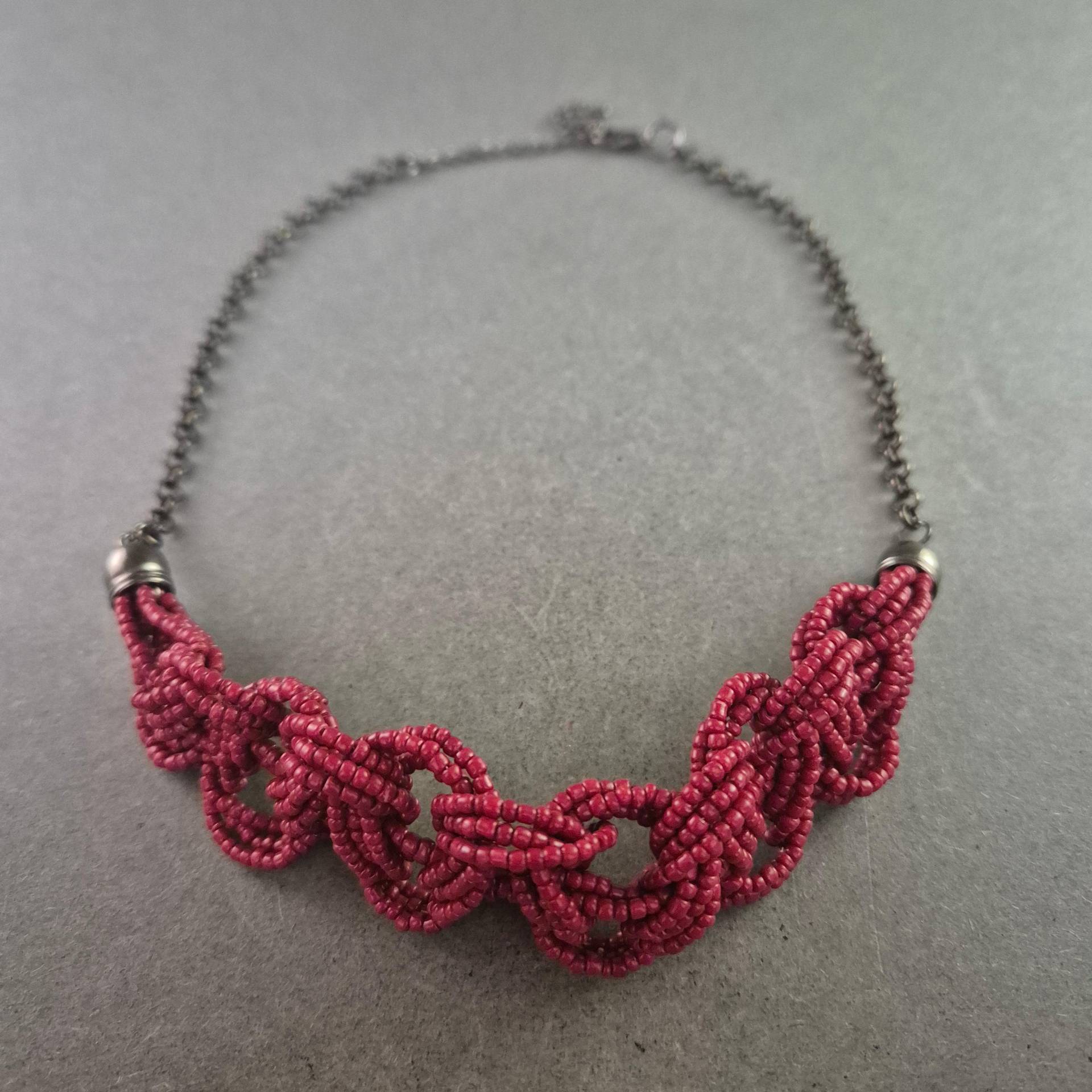 Kette Mit Macramé-Element in Pink Und Dunklem Metall von GalleryJarrodi