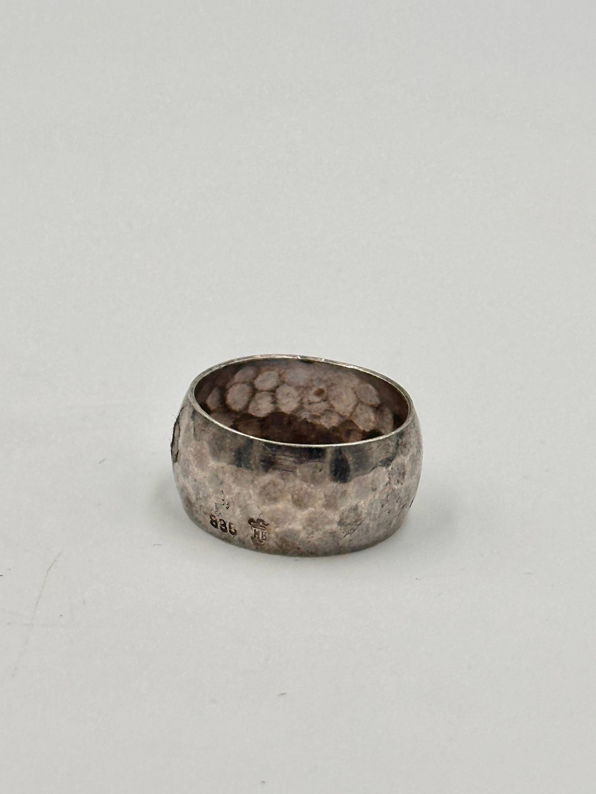 Schicker Gehämmerter Ring Aus 925Er Silber von GalleryJarrodi