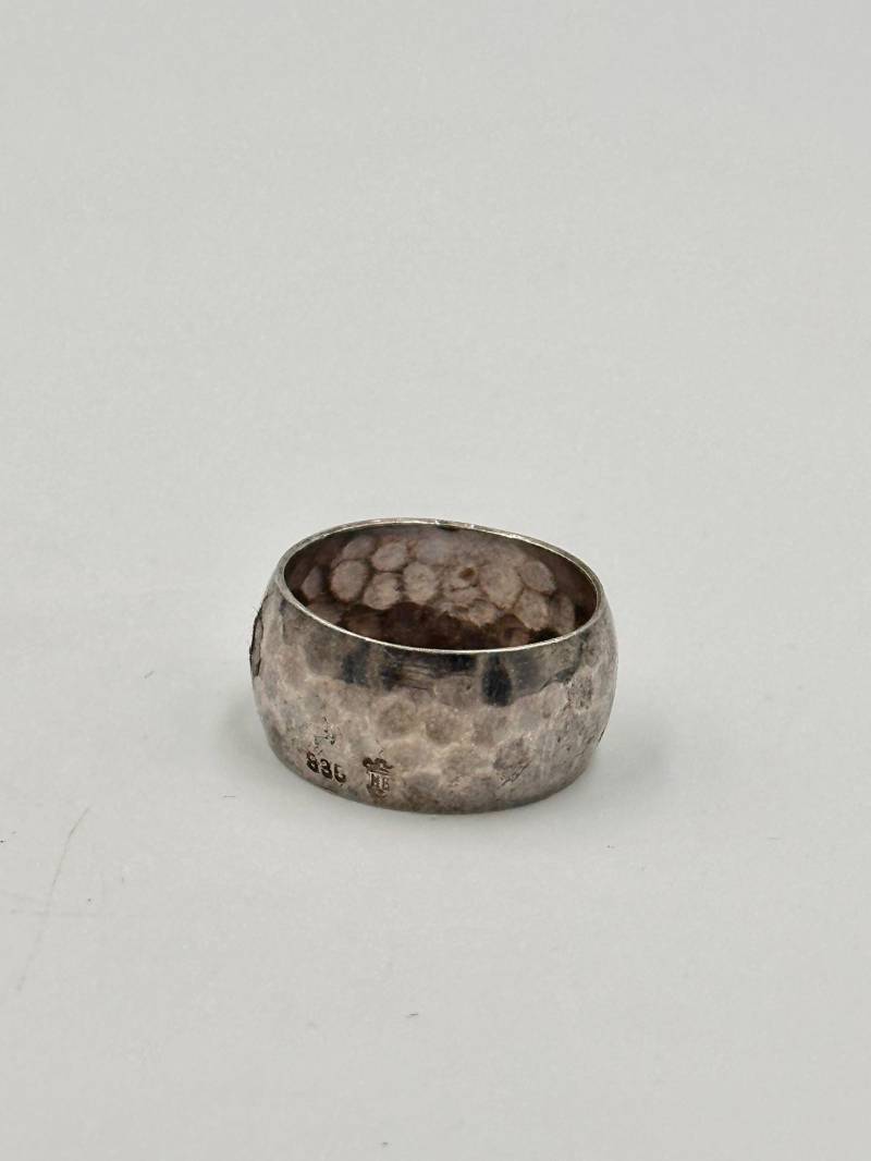 Schicker Gehämmerter Ring Aus 925Er Silber von GalleryJarrodi
