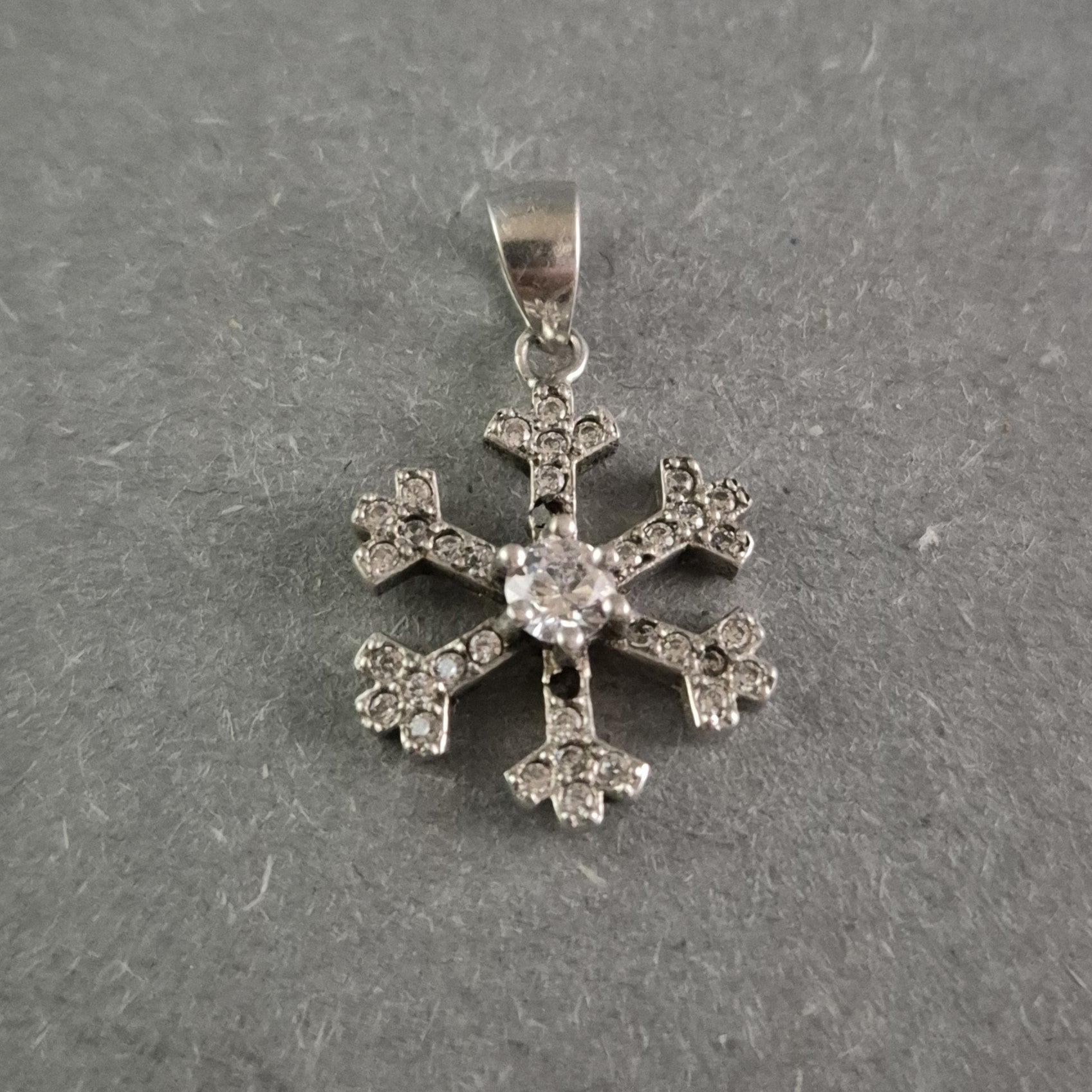 Schneeflocken-Anhänger Aus Silber - Funkelnde Eleganz Mit Zirkonia von GalleryJarrodi