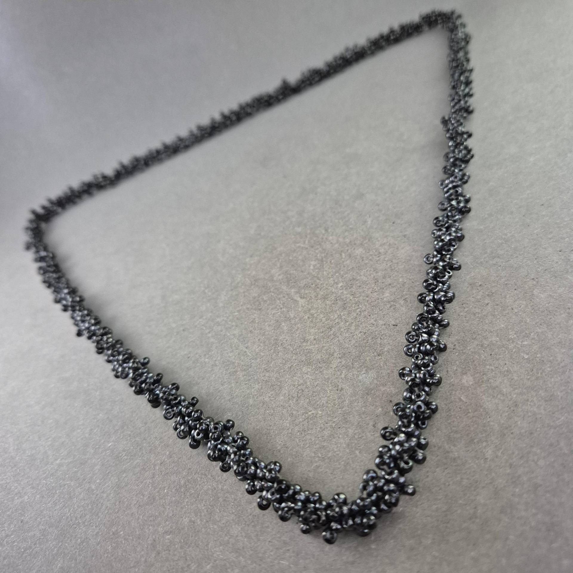 Schwarze Glasperlen Halskette - Handgearbeitet & Glänzend von GalleryJarrodi