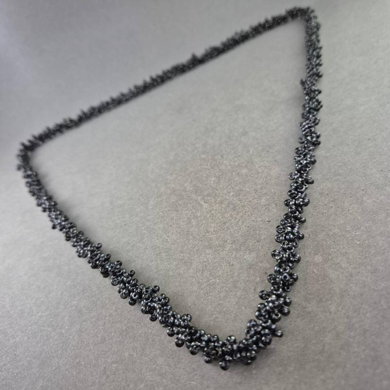 Schwarze Glasperlen Halskette - Handgearbeitet & Glänzend Schwarze Glasperlen Halskette - Handgearbeitet & Glänzend von GalleryJarrodi