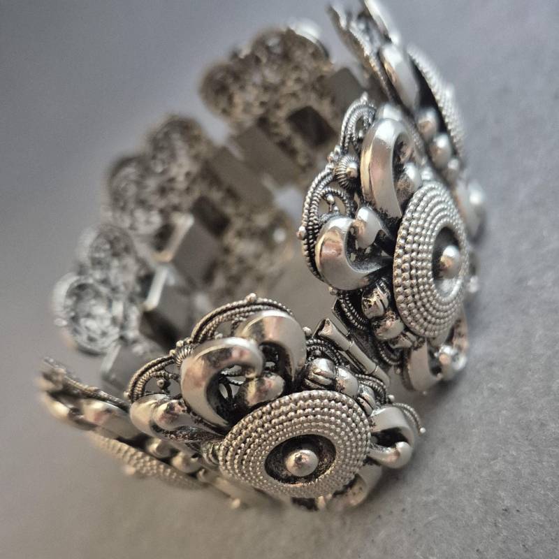 Schweres Vintage-Armband Im Filigran-stil - Silberfarbene Ornamentik Schweres Vintage-Armband Im Filigran-stil - Silberfarbene Ornamentik von GalleryJarrodi