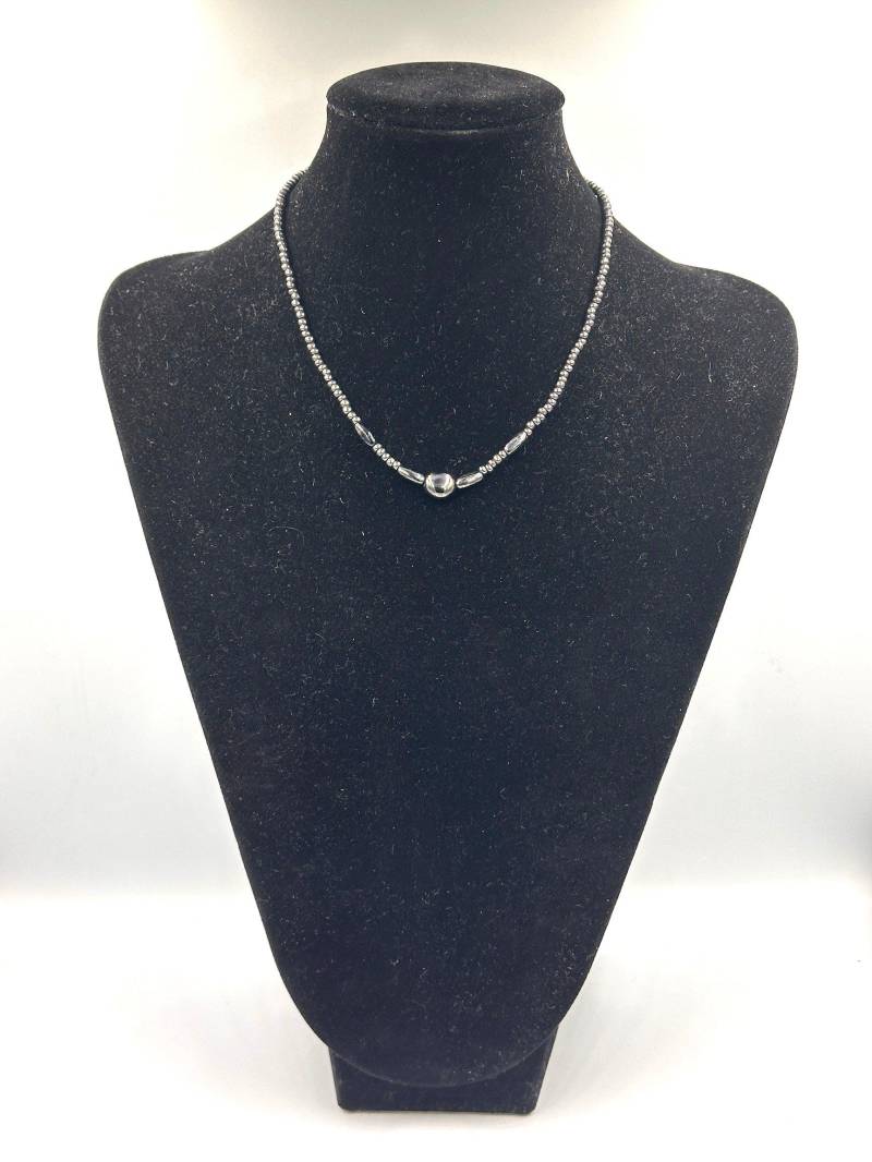 Sehr Schicke Hämatit-Perlenkette Mit Silberfarbenem Verschluss von GalleryJarrodi