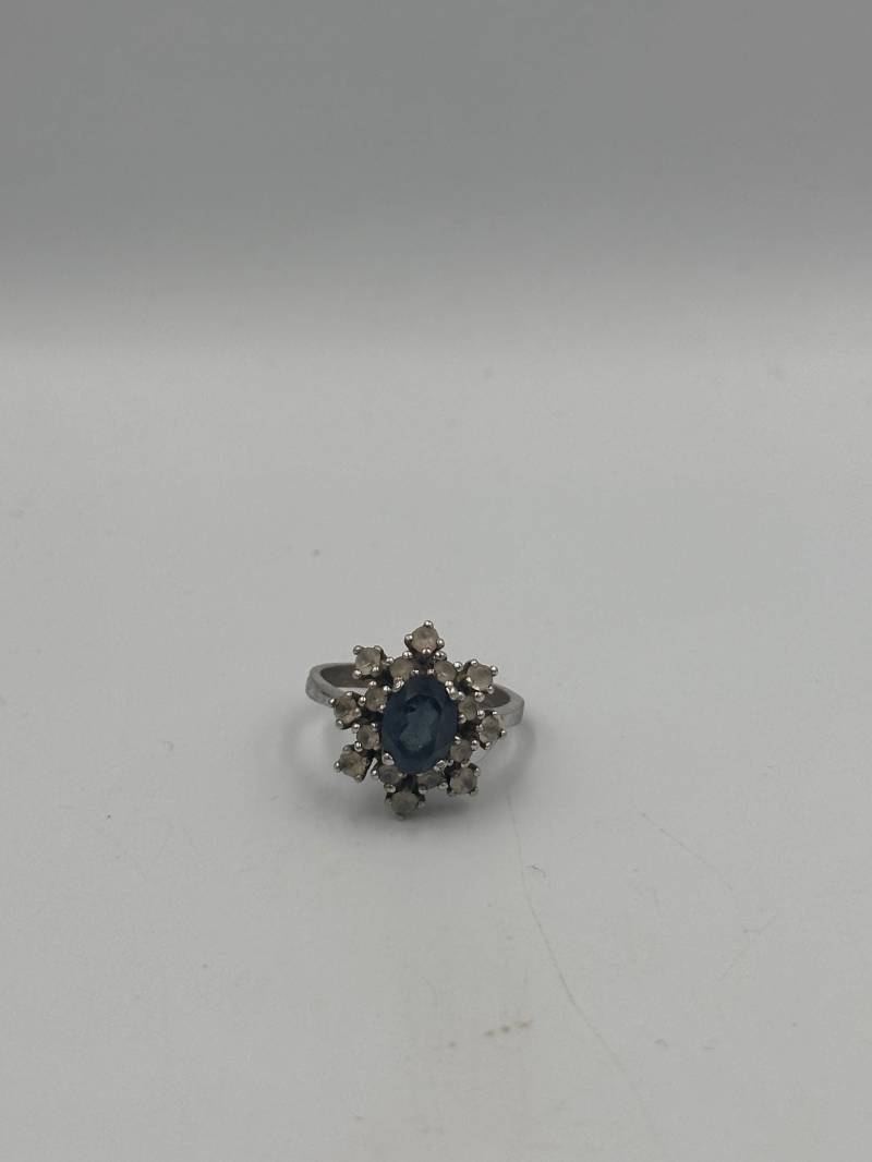 Sehr Schicker 925 Silberring Mit Blauem Edelstein Und Zirkonien Sehr Schicker 925 Silberring Mit Blauem Edelstein Und Zirkonien von GalleryJarrodi