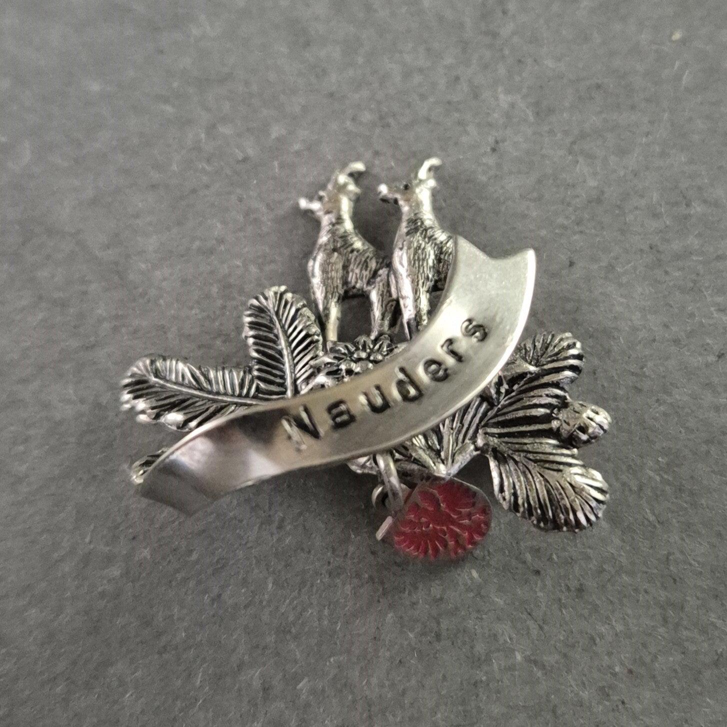 Silberfarbene Brosche „Nauders" - Alpenmotiv Mit Gämsen & Edelweiß von GalleryJarrodi